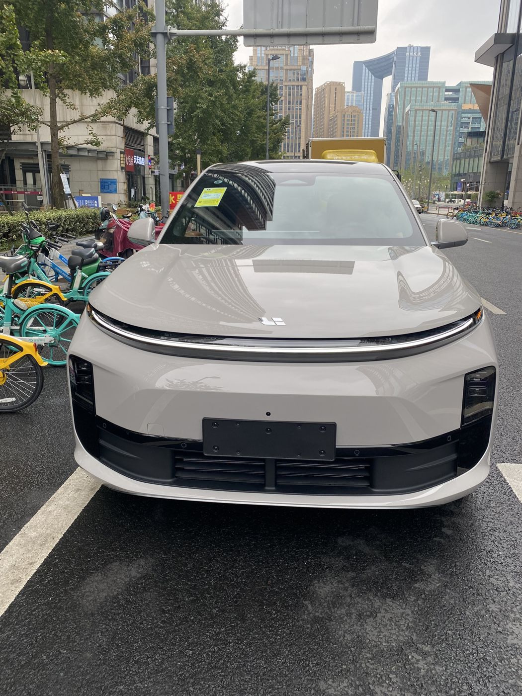 尊龙官方网站 MEGA 高压纯电 MPV